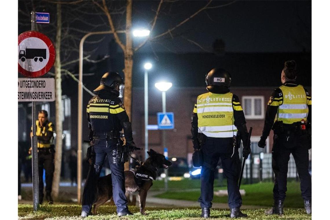 Corona-Krawalle in Nachbarstaaten breiten sich aus Polizisten stehen in Roermond bereit. Nach Corona-Protesten ist es in mehreren niederländischen Städten wieder zu Unruhen und gewaltsamen Ausschreitungen gekommen. Foto: Rob Engelaar/ANP/dpa