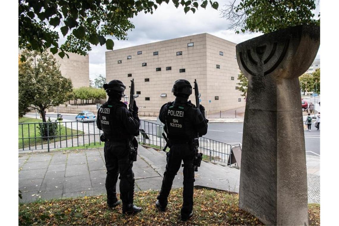 Polizisten stehen mit automatischen Waffen vor der Dresdener Synagoge. Foto: Robert Michael/dpa-Zentralbild/dpa