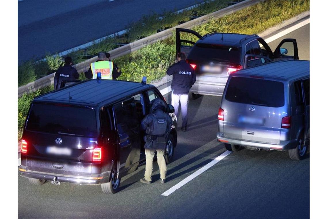 Businsassen bedroht - Festnahme nach Großeinsatz auf der A 9 Polizisten stehen mit ihren Fahrzeugen auf der Autobahn 9. Foto: Ralph Goppelt/Vifogra/dpa