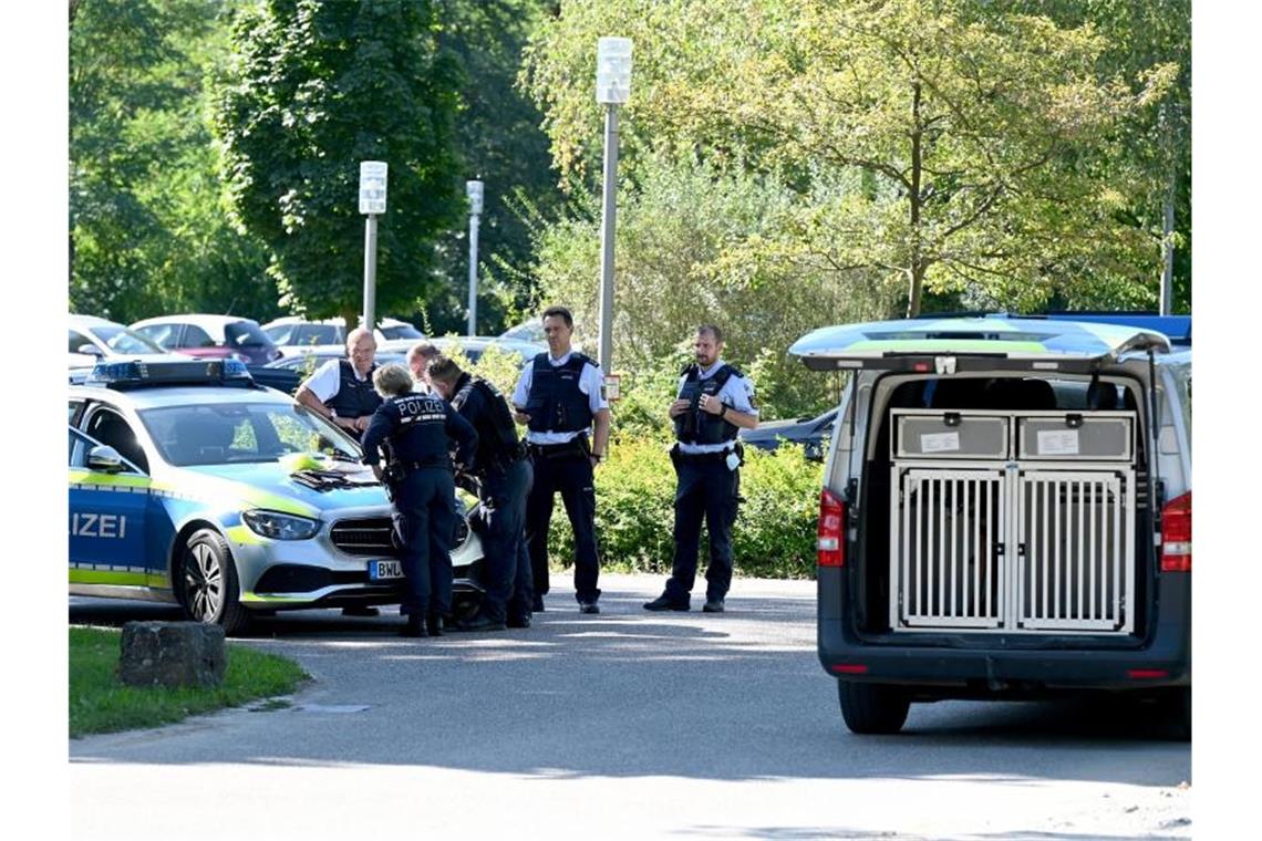 Polizisten stehen nach dem Ausbruch von vier Männern vor der psychiatrischen Klinik im Kreis Heilbronn. Foto: Bernd Weißbrod/dpa/Archivbild