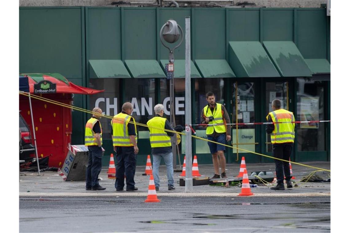 Polizisten stehen nach dem Unfall am Bahnhof Zoo. Foto: Paul Zinken/dpa-zb-zentralbild/dpa