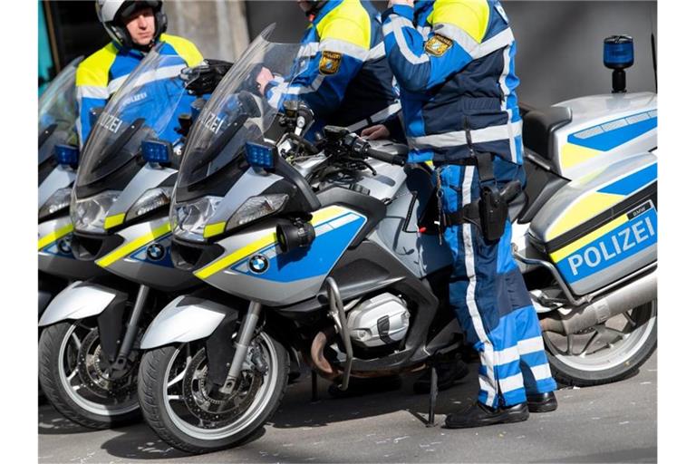 Polizisten stehen vor Beginn der Münchner Sicherheitskonferenz vor dem Tagungshotel „Bayerischer Hof“. Foto: Sven Hoppe/dpa