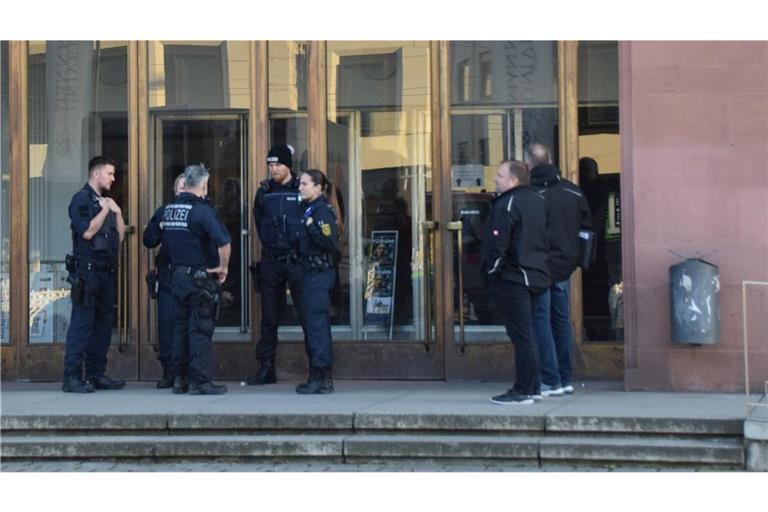 Polizisten stehen vor dem Eingang der Universitätsbibliothek in Mannheim.