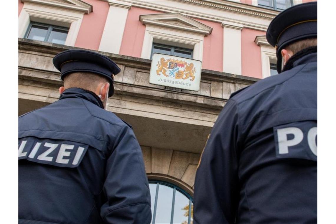 Polizisten stehen vor dem Justizgebäude in Augsburg. Foto: Stefan Puchner/dpa/Archiv