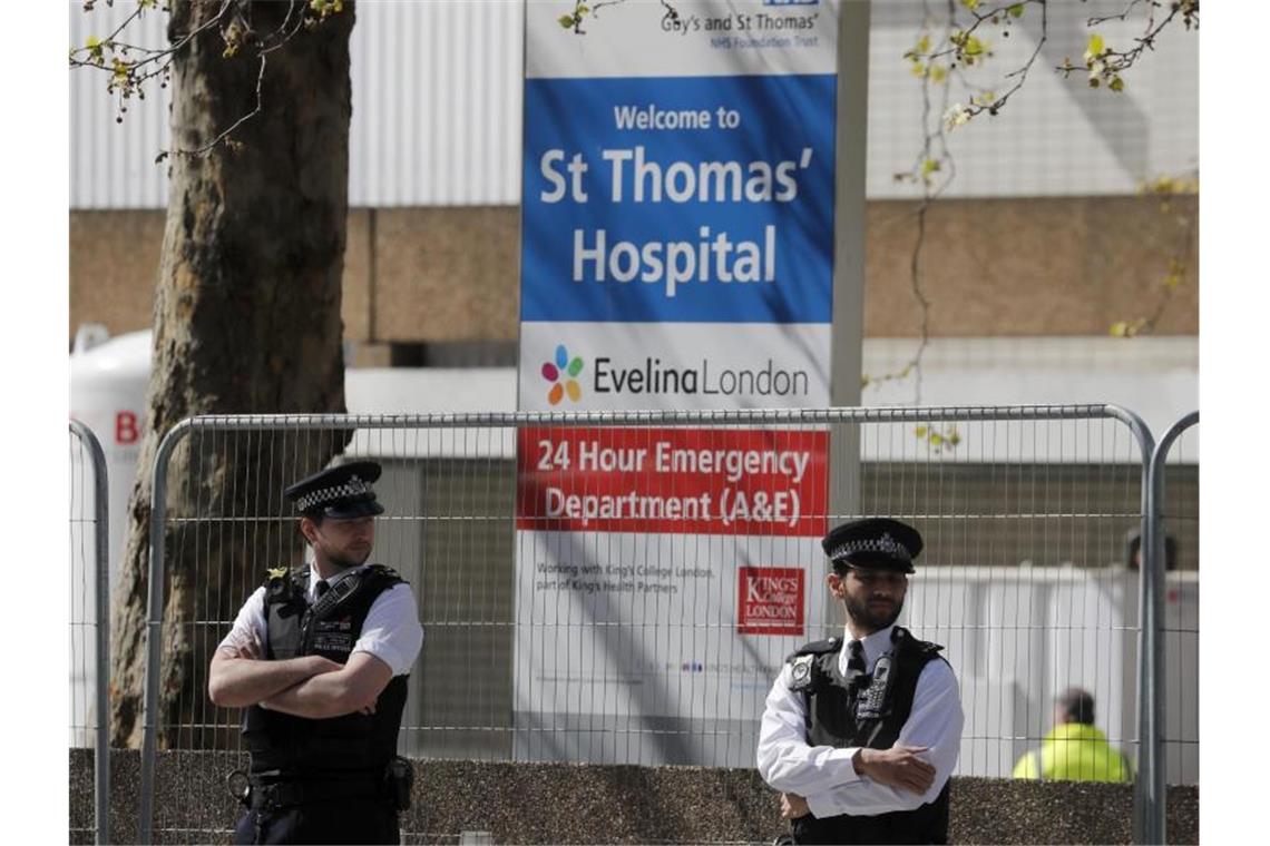 Polizisten stehen vor dem St. Thomas Hospital, in dem der britische Premierminister Boris Johnson behandelt wird. Foto: Frank Augstein/AP/dpa