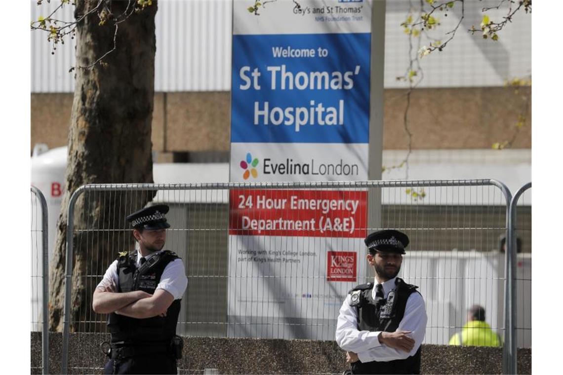 Britischer Premierminister Johnson auf Intensivstation Polizisten stehen vor dem St. Thomas Hospital, in dem der britische Premierminister Boris Johnson behandelt wird. Foto: Frank Augstein/AP/dpa