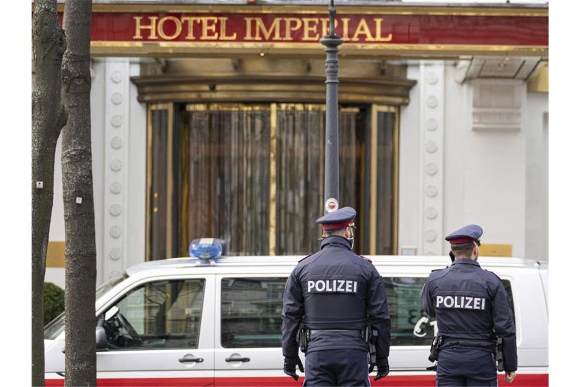 Polizisten stehen vor dem Wiener Hotel Imperial, in dem eine Verhandlungsdelegation aus dem Iran untergebracht ist. Foto: Florian Schroetter/AP/dpa