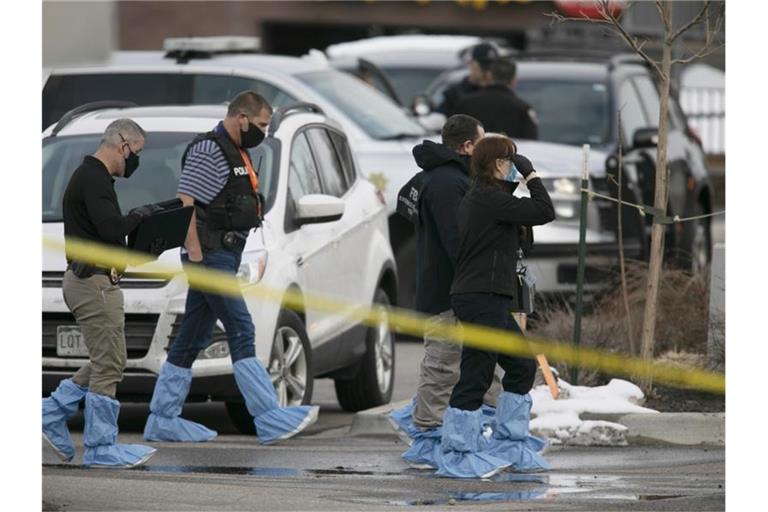 Polizisten stehen vor einem Supermarkt im US-Bundesstaat Colorado, in dem zehn Menschen getötet wurden. Foto: Joe Mahoney/AP/dpa
