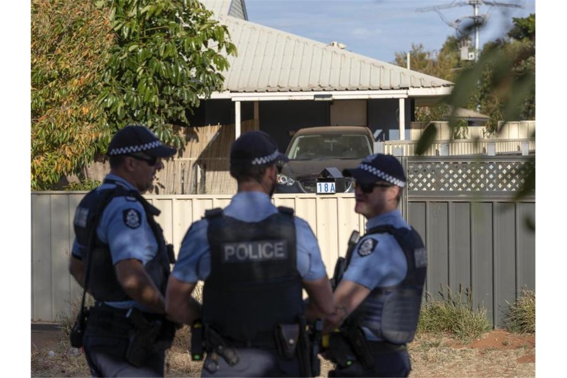 Wochenlang vermisstes Mädchen in Australien gefunden Polizisten stehen Wache vor dem Haus, in dem das vermisste Mädchen von der Polizei gerettet wurde. Foto: Richard Wainwright/AAP/dpa