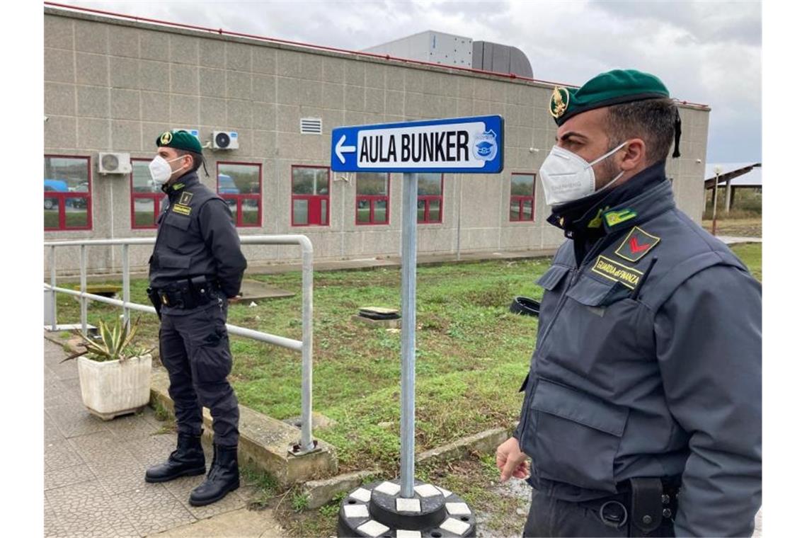 Hunderte Mafiosi angeklagt: Prozess gegen die 'Ndrangheta Polizisten stehen Wache vor einem speziell konstruierten Bunker in Lamezia Terme. Hier findet der Prozess gegen rund 350 mutmaßliche Mitglieder und Helfer der Mafia-Organisation 'Ndrangheta statt. Foto: Andrea Rosa/AP/dpa