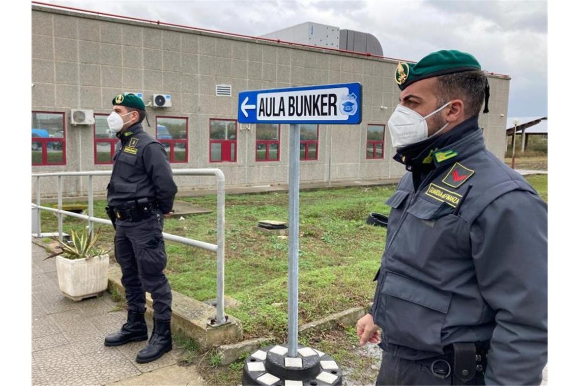 Polizisten stehen Wache vor einem speziell konstruierten Bunker in Lamezia Terme. Hier findet der Prozess gegen rund 350 mutmaßliche Mitglieder und Helfer der Mafia-Organisation 'Ndrangheta statt. Foto: Andrea Rosa/AP/dpa