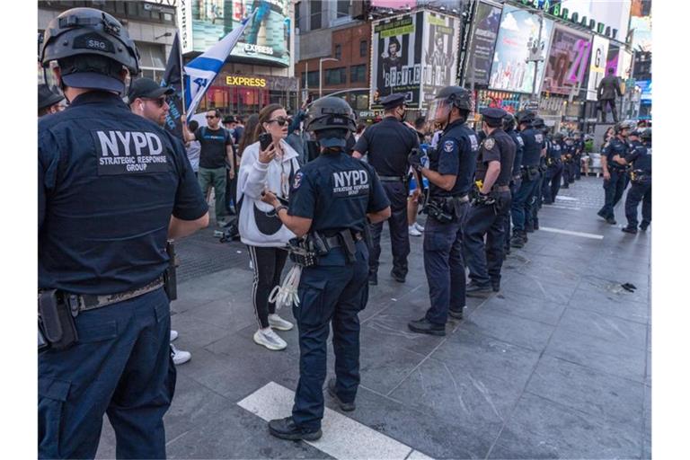 Polizisten stellen sich bei einem Zusammenstoß zwischen Unterstützern der Palästinenser und Unterstützern von Israel auf dem Times Square. Foto: Ron Adar/SOPA Images via ZUMA Wire/dpa