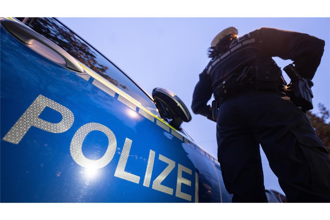 Polizisten stellten den Unfallverursacher wenig später. (Symbolbild)
