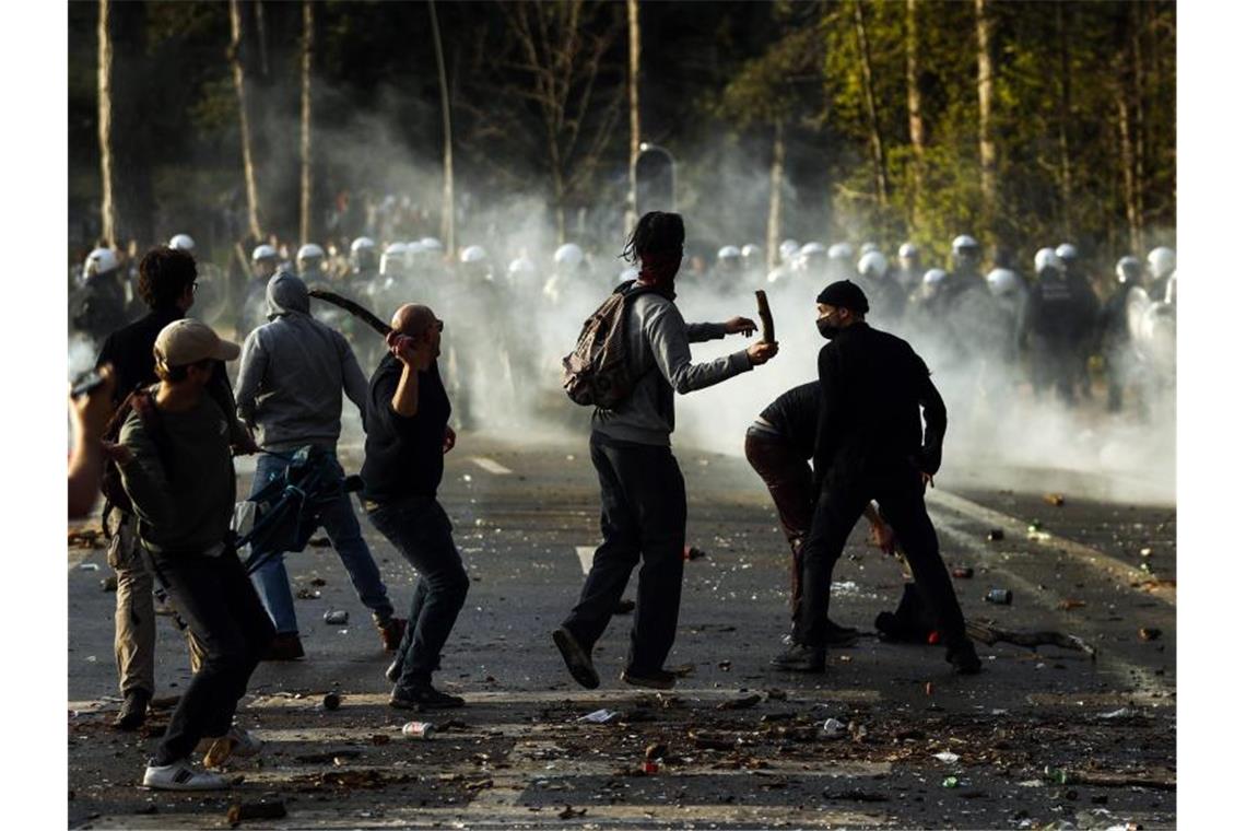 Polizisten stoßen im Brüsseler Park Bois de La Cambre mit Parkbesuchern zusammen. Foto: Fran Seco/AP/dpa