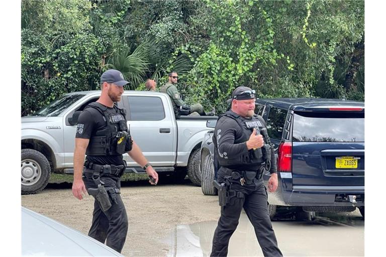 Polizisten suchen im weitläufigen Carlton Reserve in Sarasota, Florida nach dem Freund von Gabrielle „Gabby“ Petito. Foto: Uncredited/North Port Police Department via AP/dpa
