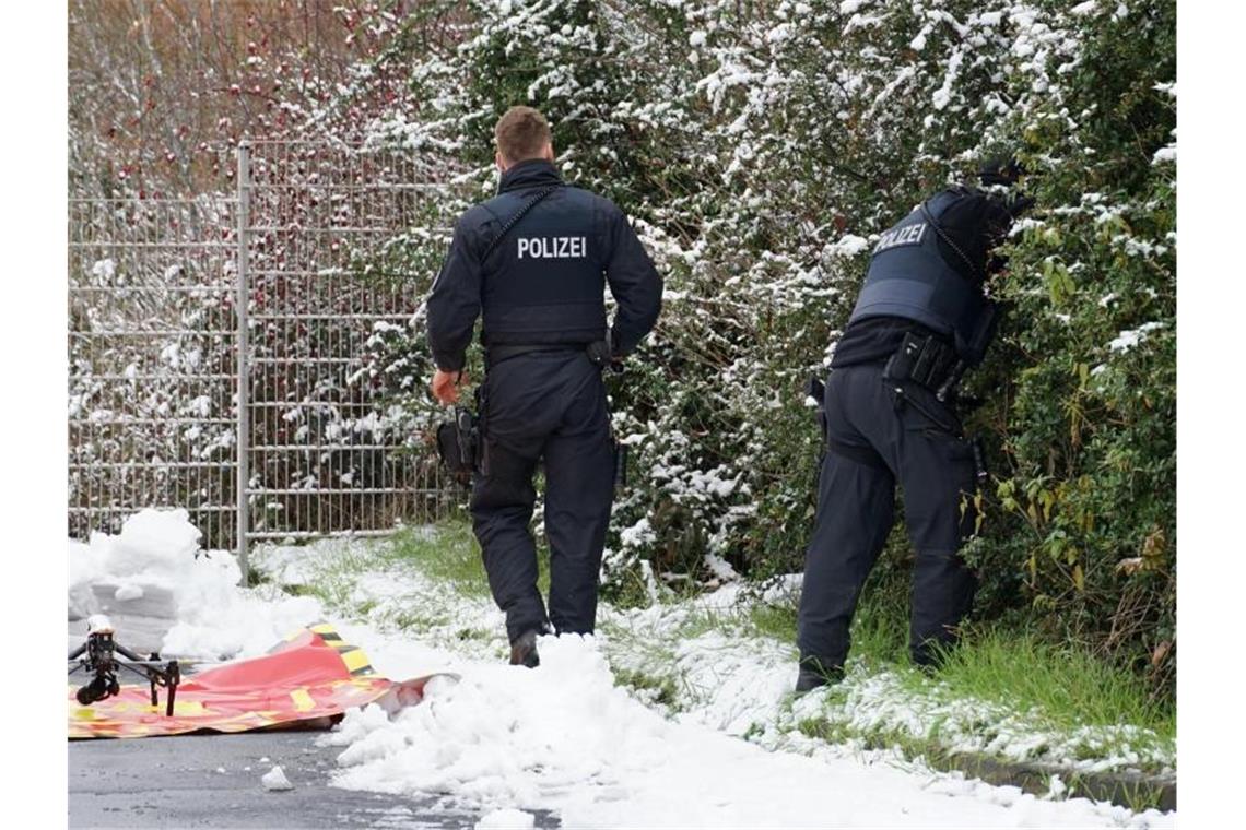 Polizisten suchen nach der Zweijährigen, die am am Montagabend in einem unbeobachteten Moment die elterliche Wohnung in einem Mehrfamilienhaus in Fulda verlassen hatte. Foto: Nina Bastian/Nina Bastian/OsthessenNews/dpa