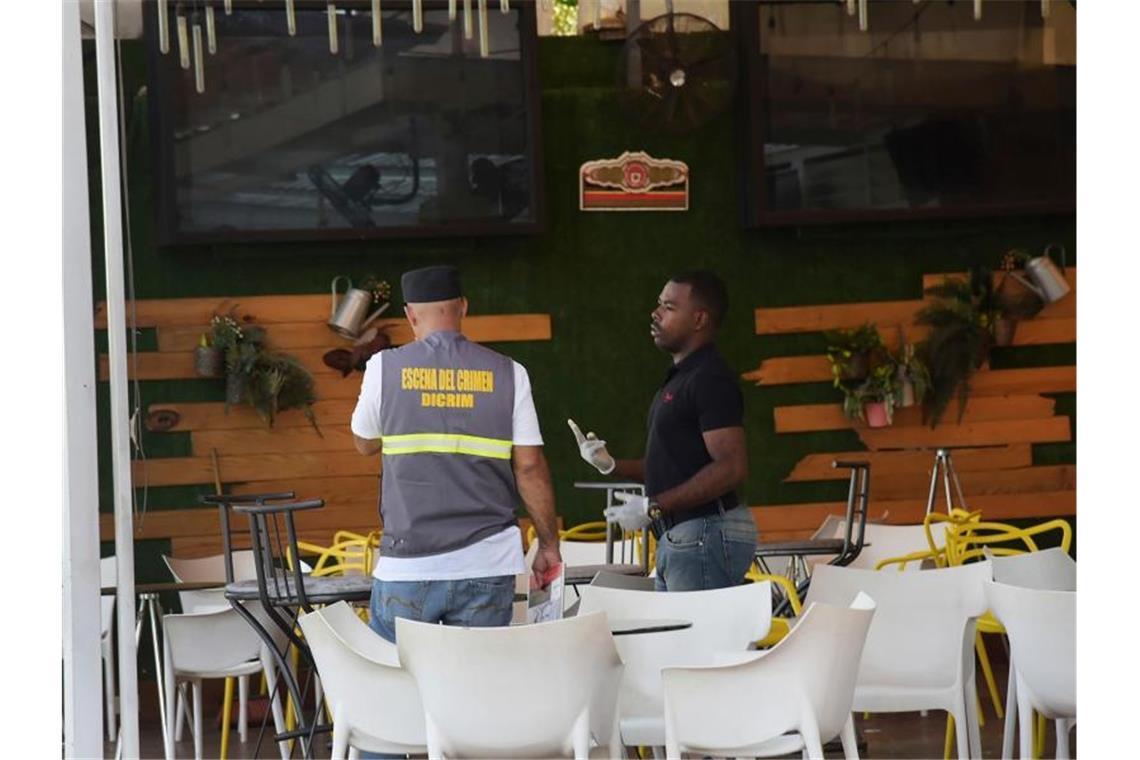 Polizisten suchen Spuren in der Bar in Santo Domingo. Foto: Luis Gomez/AP