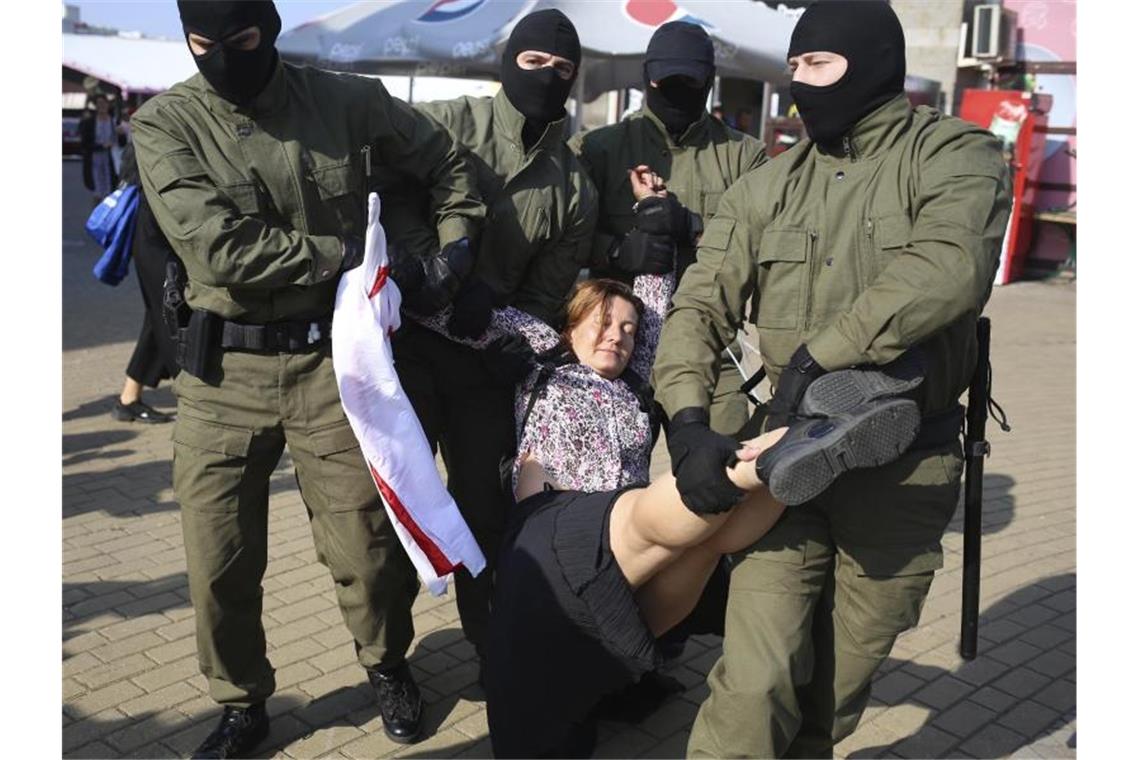 Frauen demonstrieren in Minsk gegen Lukaschenko
