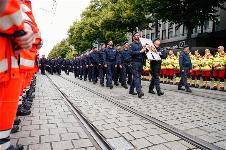Polizisten tragen ein Bild ihres Kollegen Laur bei der offiziellen Trauerfeier in Mannheim.