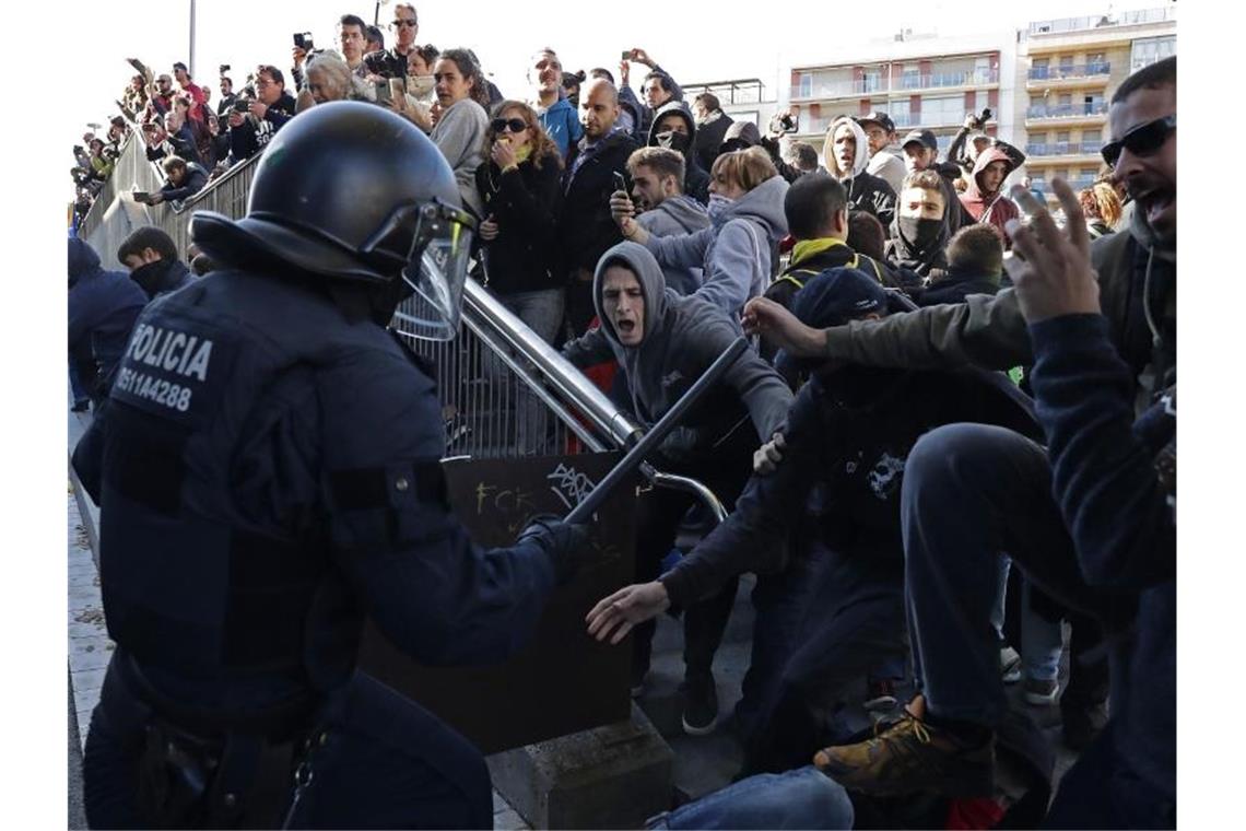 Lange Haft für Kataloniens Separatistenführer Polizisten treffen im November 2018 auf Demonstranten des „Komitees zur Verteidigung der Republik“, einer Organisation für die Unabhängigkeit Kataloniens von Spanien. Foto: Manu Fernandez/AP/dpa