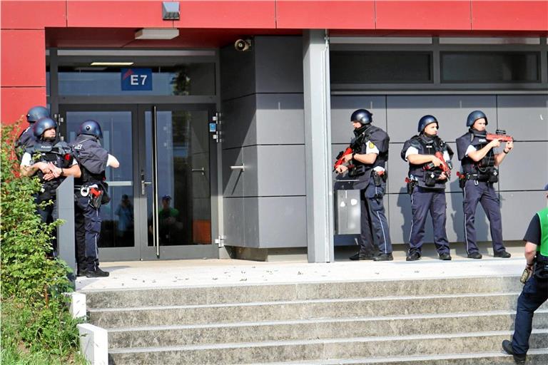 Polizisten umstellen das Gebäude im Rahmen einer Übung. Foto: 7.aktuell.de/Lermer
