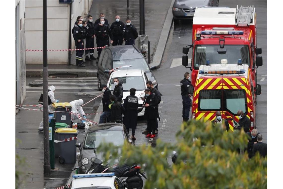 Mutmaßlicher Messerangreifer von Paris älter als angenommen Polizisten umzingeln den Tatort in Paris. Mittlerweile konnte der mutmaßliche Täter festgenommen werden. Foto: Thibault Camus/AP/dpa