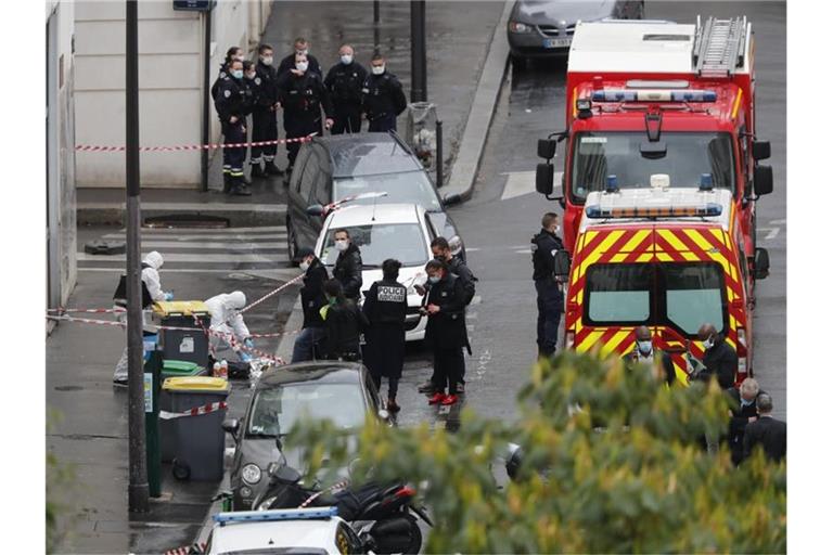Polizisten umzingeln den Tatort in Paris. Mittlerweile konnte der mutmaßliche Täter festgenommen werden. Foto: Thibault Camus/AP/dpa