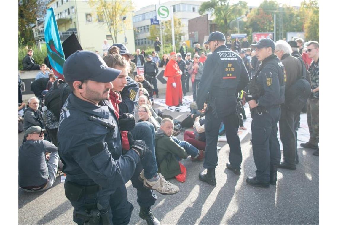 Polizisten und Demonstranten bei der Blockade der Tiefgarage. Foto: Sebastian Gollnow/dpa