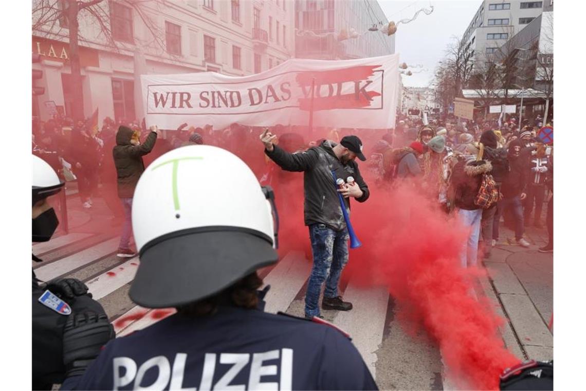 Polizisten und Demonstranten in Wien. Foto: Florian Wieser/APA/dpa