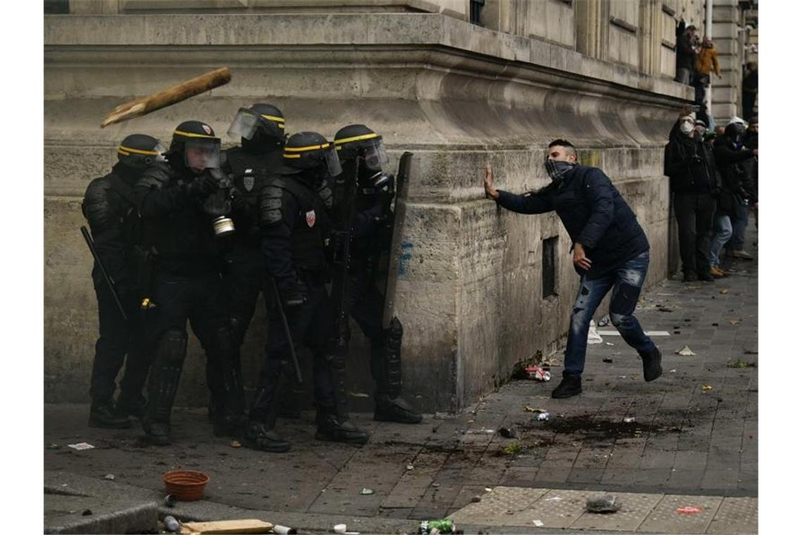 Polizisten und Demonstranten stoßen in der Pariser Innenstadt zusammen. Foto: Julien Mattia/Le Pictorium Agency via ZUMA/dpa