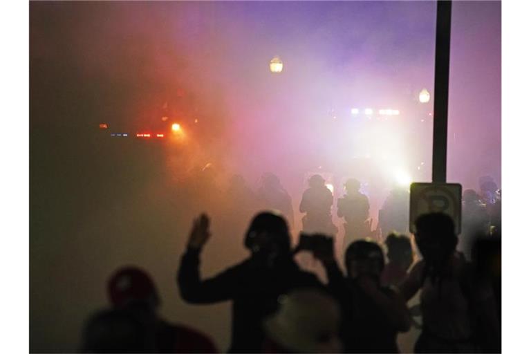 Polizisten und Demonstranten stoßen in Kenosha nach Schüssen auf einen Schwarzen erneut aufeinander. Foto: David Goldman/AP/dpa/Archiv