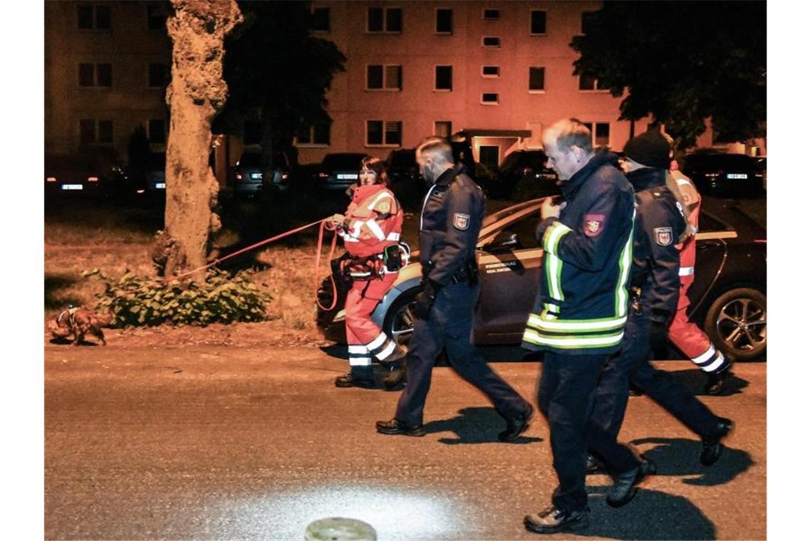 Polizisten und ein Feuerwehrmann begleiteten Mitarbeiterinnen der Rettungshundestaffel bei der Suche nach der vermissten 6-Jährigen in Potsdam. Foto: Julian Stähle