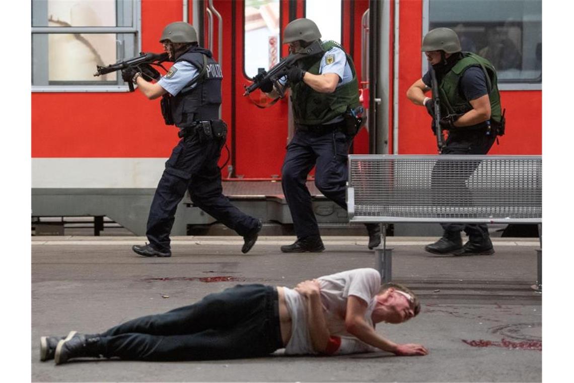Polizisten und eine weitere Person bei einer Anti-Terror-Übung am Stuttgarter Hauptbahnhof in Aktion. Foto: Marijan Murat/dpa