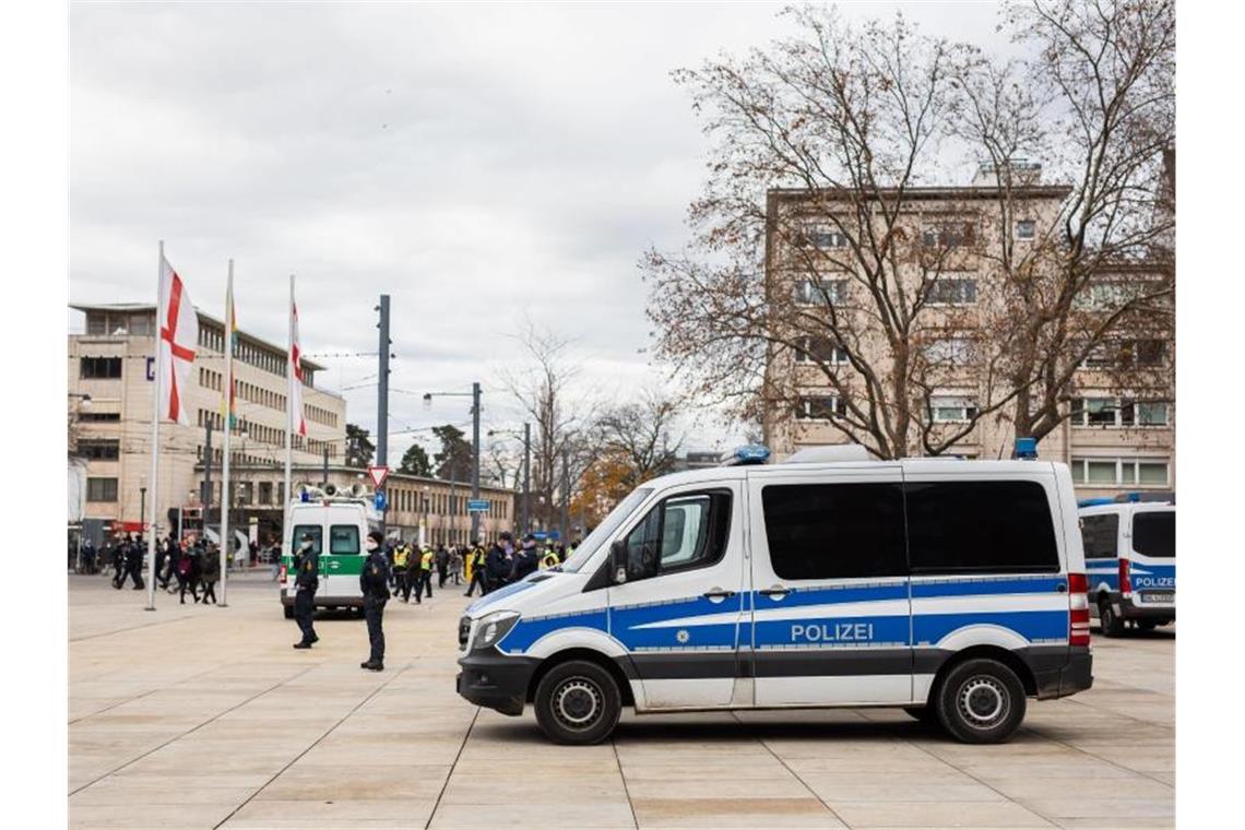 Polizisten und Einsatzfahrzeuge der Polizei auf dem Platz der Alten Synagoge in Freiburg. Foto: Philipp von Ditfurth/dpa
