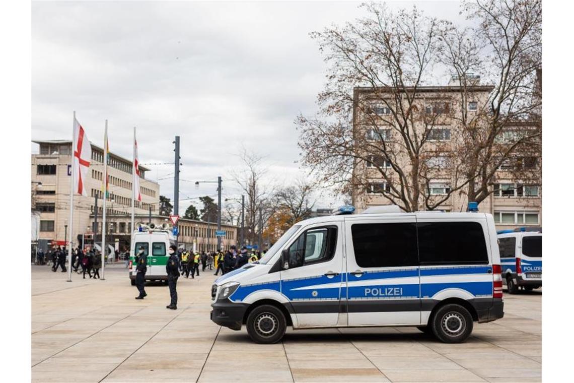 Demo-Verbot in Freiburg und Weil: Schweigemarsch erlaubt Polizisten und Einsatzfahrzeuge der Polizei auf dem Platz der Alten Synagoge in Freiburg. Foto: Philipp von Ditfurth/dpa