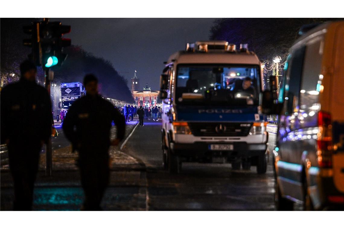 Polizisten und Fahrzeuge der Polizei.