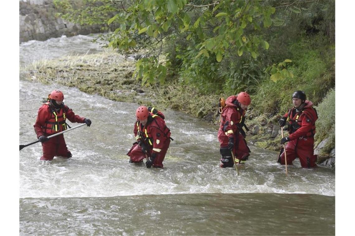 Polizisten und Feuerwehrmänner suchen im Fluss Osablaha nach einer verunglückten Frau. Foto: Jaroslav Oana/CTK/dpa