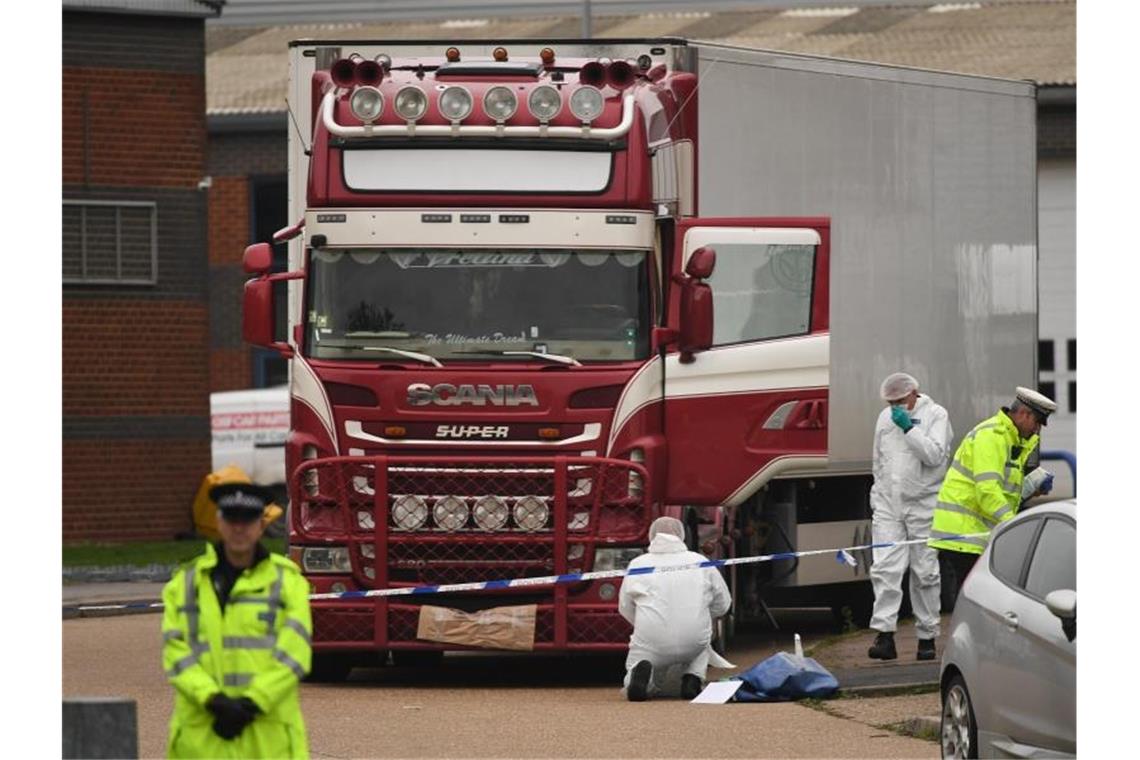 39 Tote im Kühllaster: Schuldsprüche in Großbritannien Polizisten und Gerichtsmediziner untersuchen einen Lastwagen, in dem 39 Leichen vietnamesischer Migranten gefunden wurden. Foto: Stefan Rousseau/PA Wire/dpa