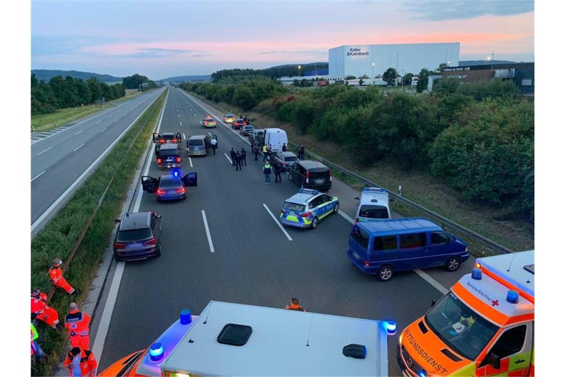 Businsassen bedroht - Festnahme nach Großeinsatz auf der A 9 Polizisten und Helfer stehen mit ihren Fahrzeugen auf der Autobahn 9. Foto: Ralph Goppelt/Vifogra/dpa
