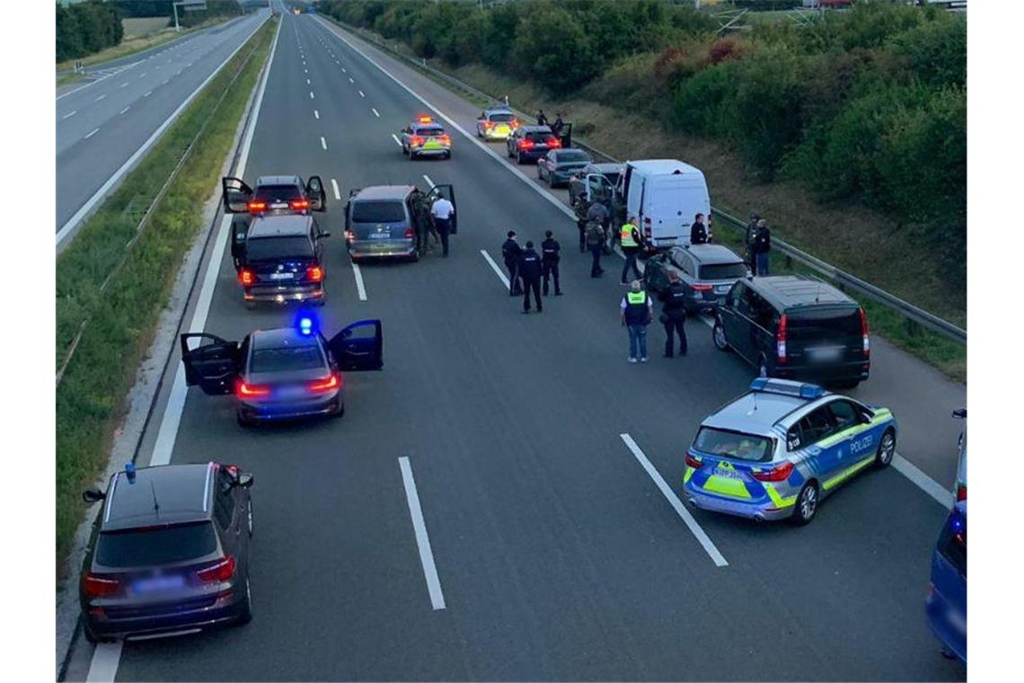 Großeinsatz auf A9 - Verdächtiger in Klinik untergebracht Polizisten und Helfer stehen mit ihren Fahrzeugen auf der Autobahn 9. Foto: Ralph Goppelt/Vifogra/dpa