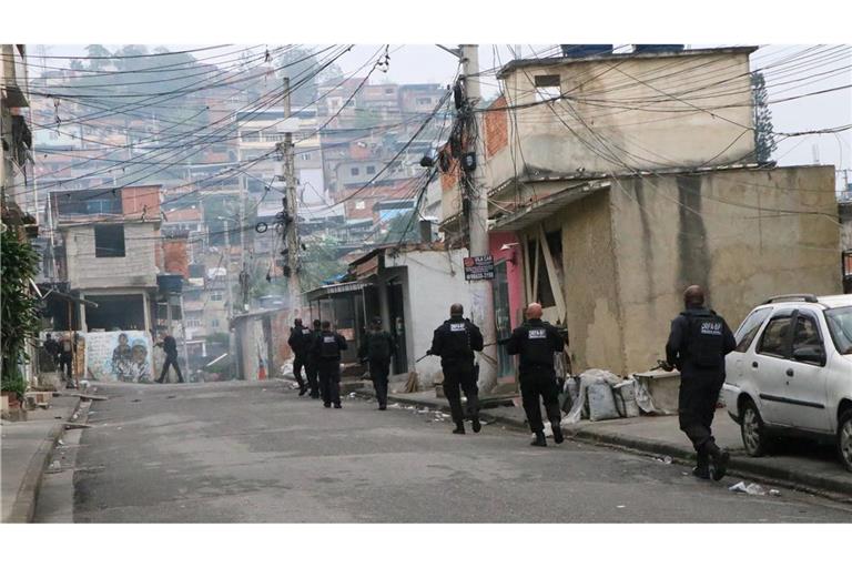 Schlag gegen Drogenbande: 64 Tote bei Polizeieinsatz in Rio Polizisten und Kriminelle lieferten sich stundenlange Gefechte.