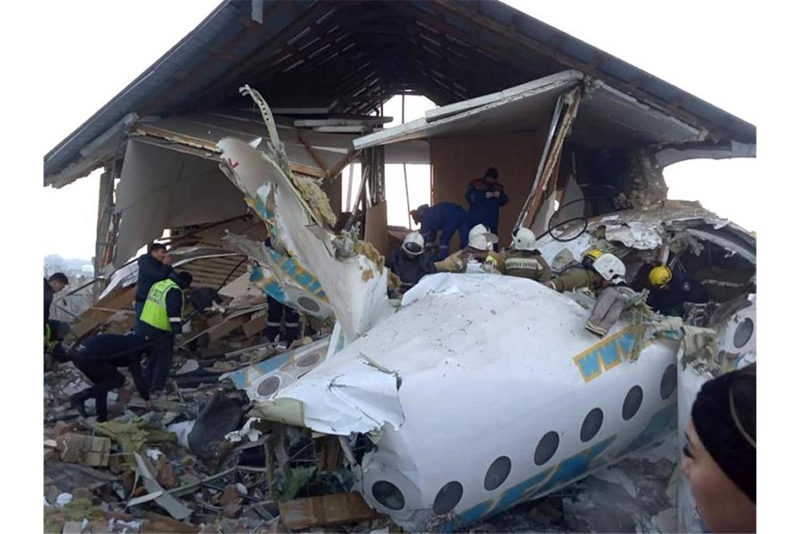 Flugzeug stürzt in Kasachstan unmittelbar nach dem Start ab
