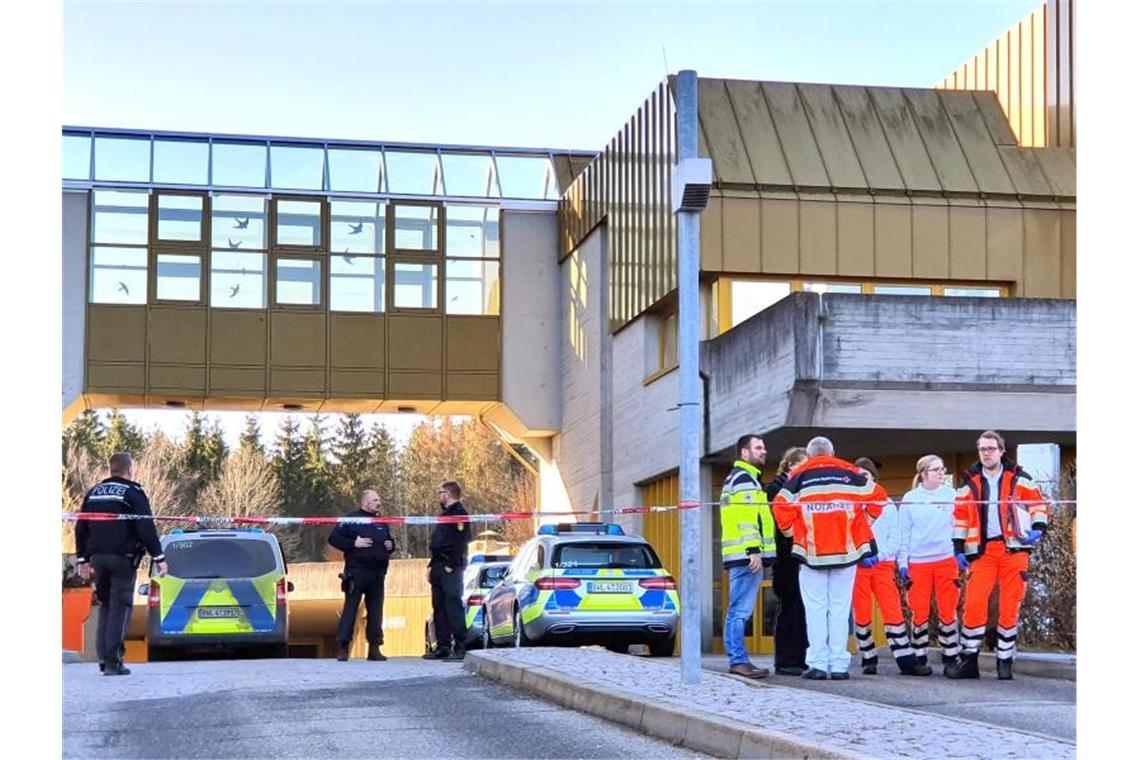 Polizisten und Rettungskräfte vor dem Jobcenter in Rottweil. Ein Mann hat hier eine Mitarbeiterin mit einem Messer attackiert und schwer verletzt. Foto: Peter Arnegger / Nrwz/dpa