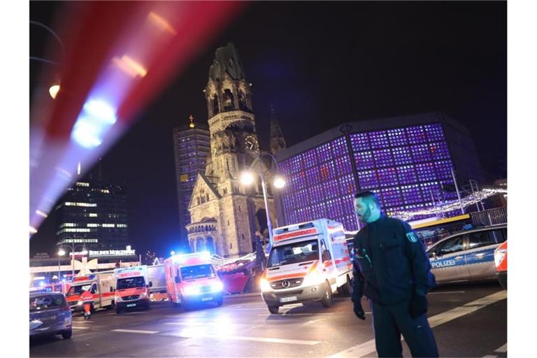 Polizisten und Rettungskräfte vor der Gedächtniskirche in Berlin. Im Dezember 2016 richtete Anis Amri auf dem Weihnachtsmarkt am Berliner Breitscheidplatz ein Blutbad an. Foto: Michael Kappeler/dpa