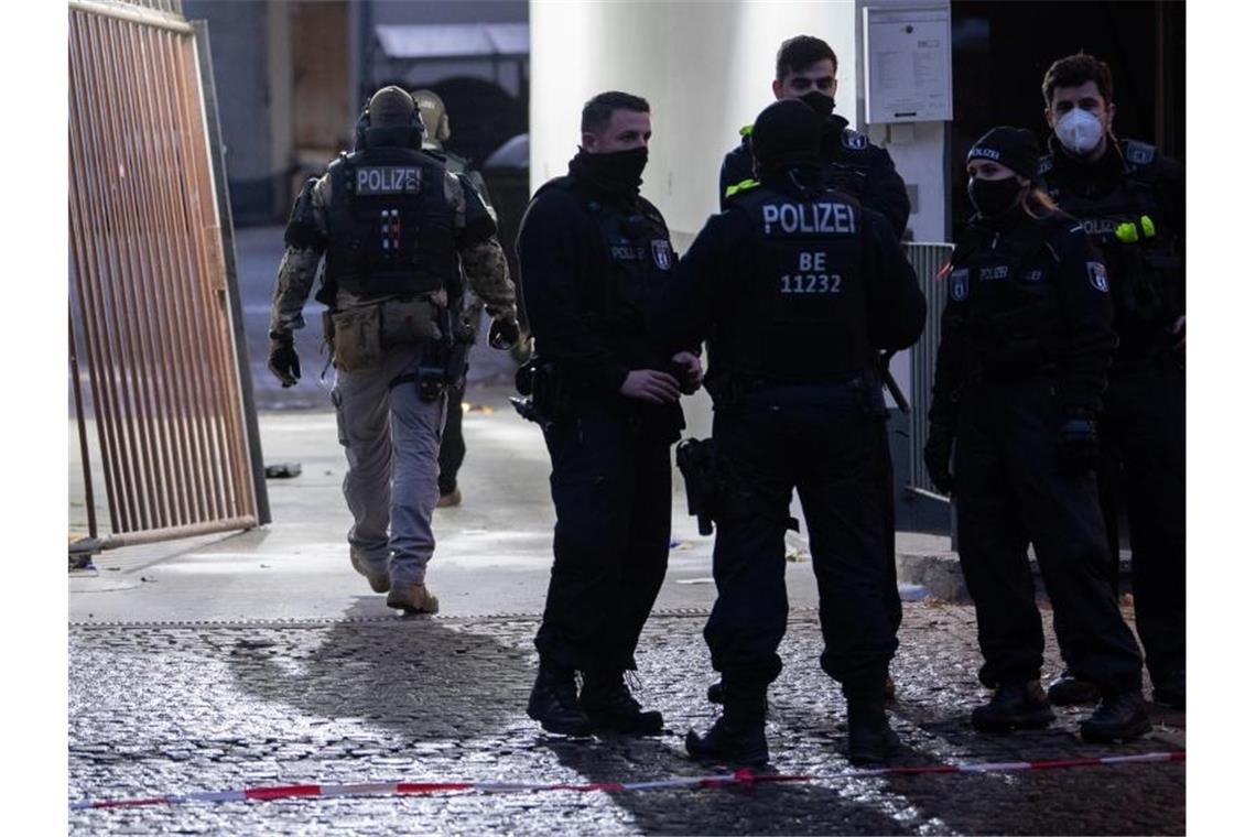 Polizisten und SEK-Beamte stehen vor einem Haus an der Stresemannstraße in Kreuzberg. Foto: Paul Zinken/dpa