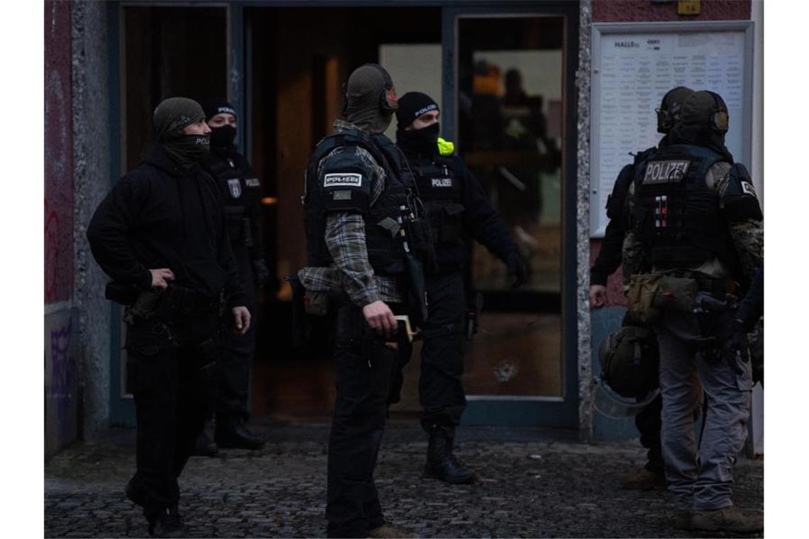Dreifacher Mordversuch: Haftbefehle nach Schüssen in Berlin Polizisten und SEK-Beamte stehen vor einem Haus an der Stresemannstraße in Kreuzberg. Am frühen Morgen des zweiten Weihnachtstages fielen hier Schüsse. Vier Männer wurden schwer verletzt. Foto: Paul Zinken/dpa