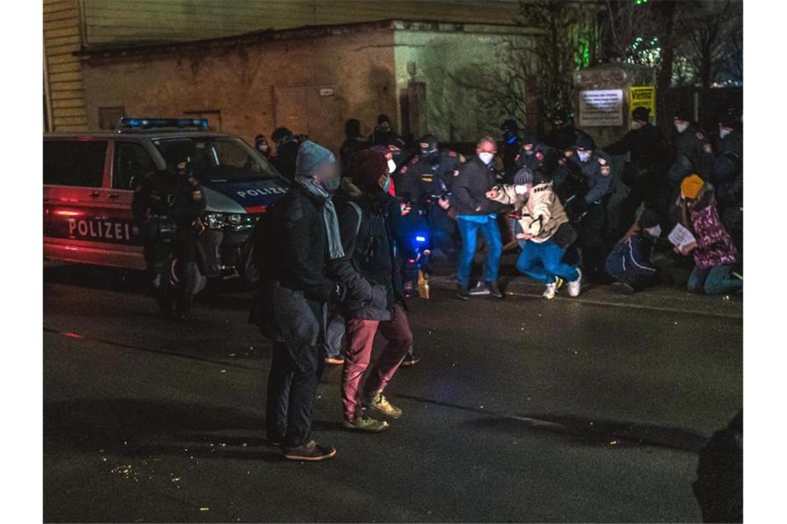 Proteste um Abschiebungen von Schülerinnen in Österreich Polizisten und Sicherheitskräfte lösen in Wien eine Demonstration gegen die Abschiebung dreier Schüllerinnen und ihrer Familien nach Georgien und Armnien auf. Foto: Christopher Glanzl/APA/dpa