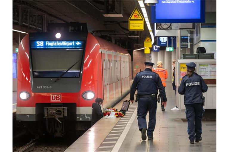 Polizisten und Spurensicherer an der Haltestelle Stachus im Einsatz. Foto: Peter Kneffel/dpa