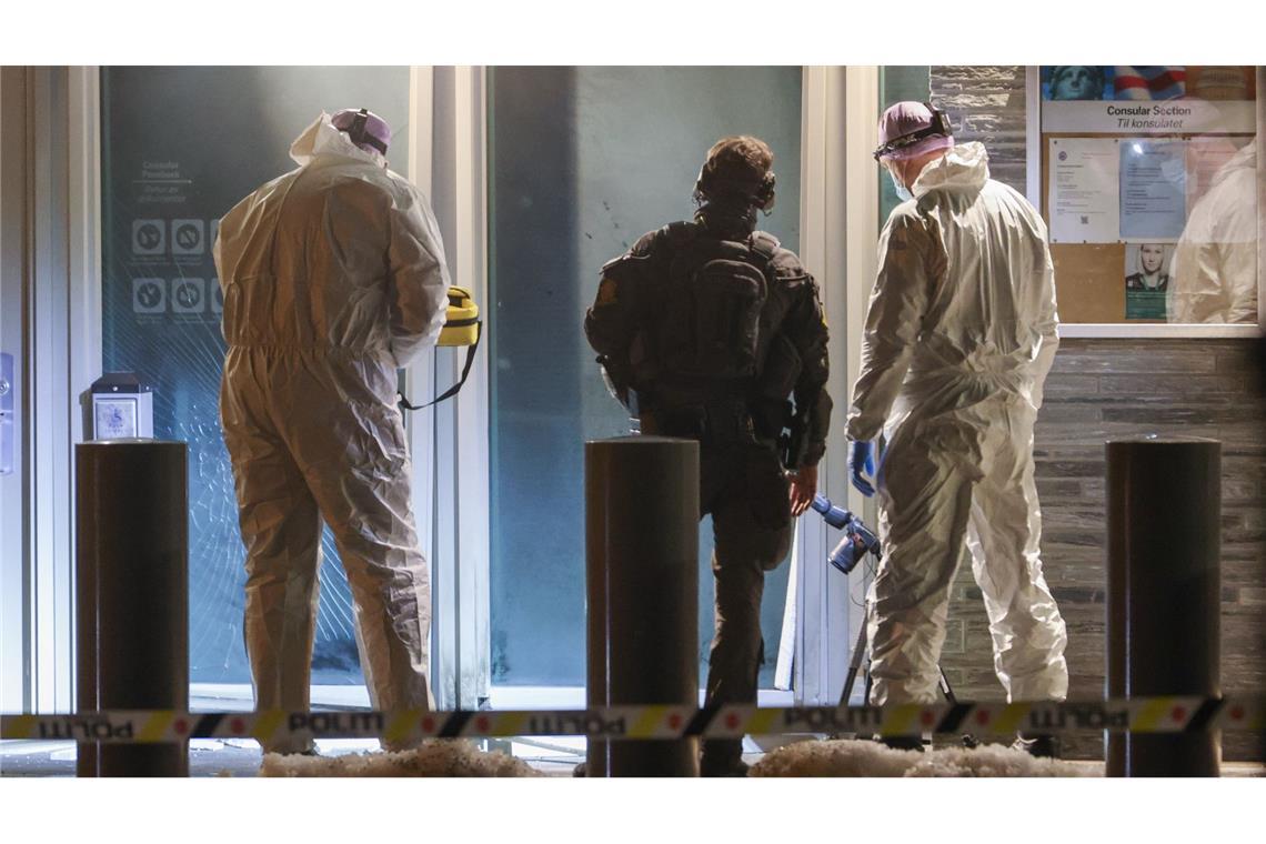 Polizisten und Techniker sind am Sonntagabend vor der amerikanischen Botschaft in Oslo im Einsatz, nachdem dort ein lauter Knall gemeldet worden war.