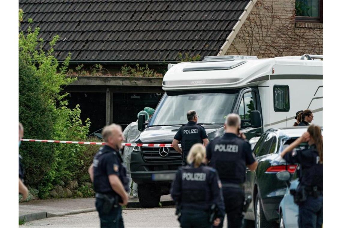 Zahnarzt soll Dreifachmörder sein - Prozessbeginn in Kiel Polizisten untersuchen das Haus in Dänischenhagen bei Kiel, in dem zwei Tote gefunden wurden (Archivbild). Foto: Axel Heimken/dpa